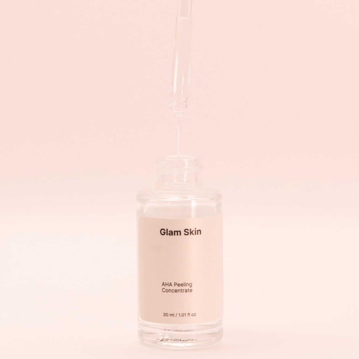 Glam Skin AHA Peeling Konzentrat in einer Glasflasche mit Dosierer, Hautpflegeprodukt für sanften Exfoliation, Nahaufnahme