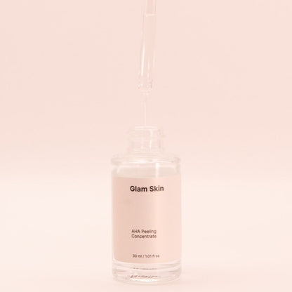 Glam Skin AHA Peeling Konzentrat in einer Glasflasche mit Dosierer, Hautpflegeprodukt für sanften Exfoliation, Nahaufnahme
