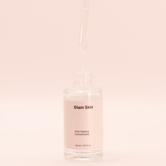 Glam Skin AHA Peeling Konzentrat in einer Glasflasche mit Dosierer, Hautpflegeprodukt für sanften Exfoliation, Nahaufnahme