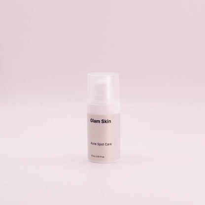 Glam Skin Acne Spot Care, sichtbares Produkt in weißer Verpackung, Anwendung auf Akne-Pickeln, Nahaufnahme