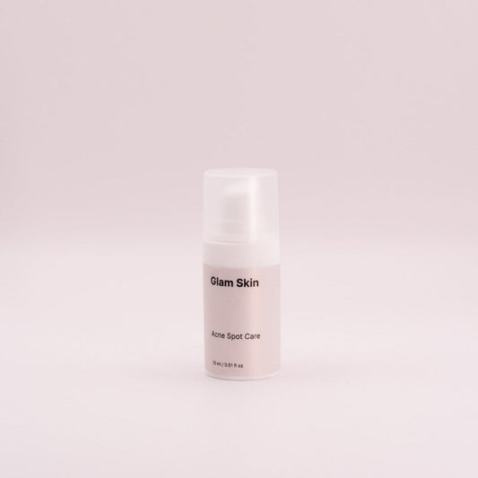 Glam Skin Acne Spot Care, sichtbares Produkt in weißer Verpackung, Anwendung auf Akne-Pickeln, Nahaufnahme