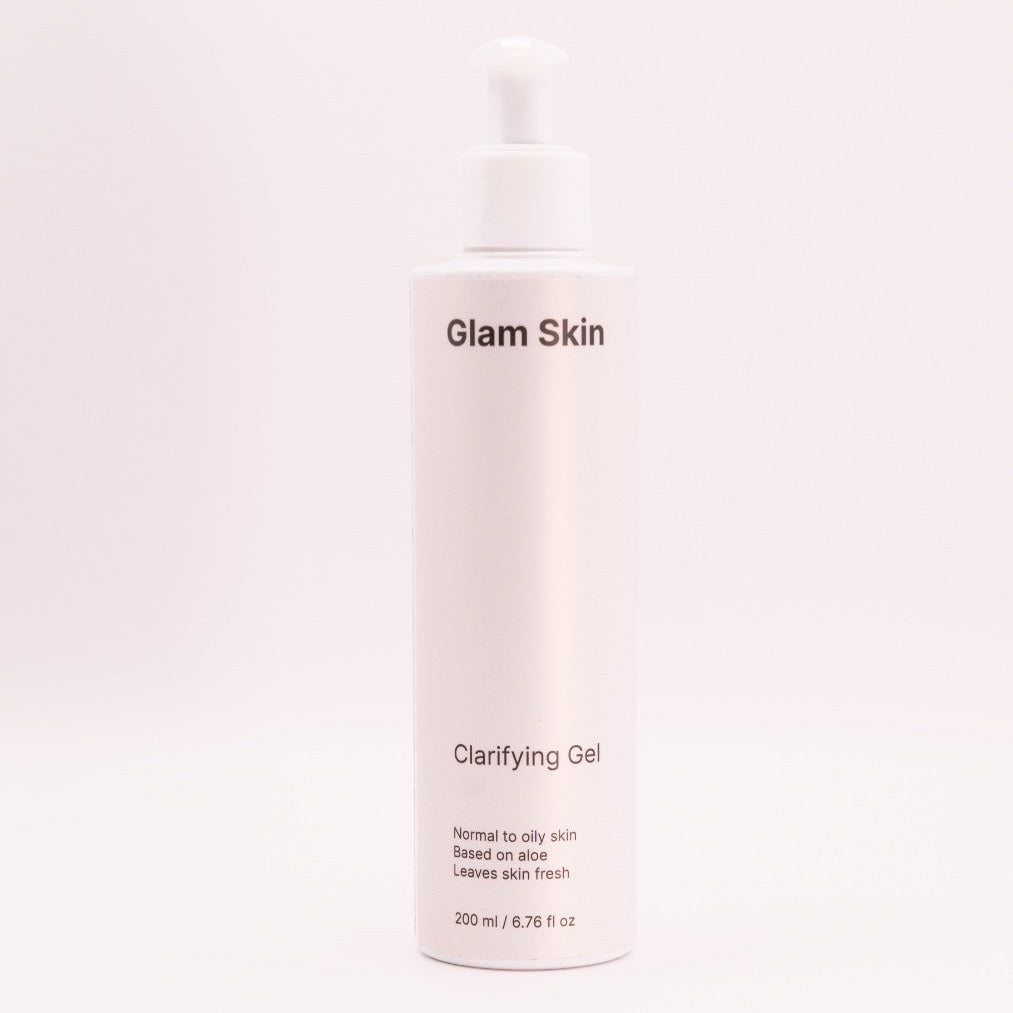 Glam Skin Reinigungsgel in einer weißen Tube, ideal für die Gesichtsreinigung, sichtbar auf dem Bild.