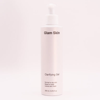 Glam Skin Reinigungsgel in einer weißen Tube, ideal für die Gesichtsreinigung, sichtbar auf dem Bild.