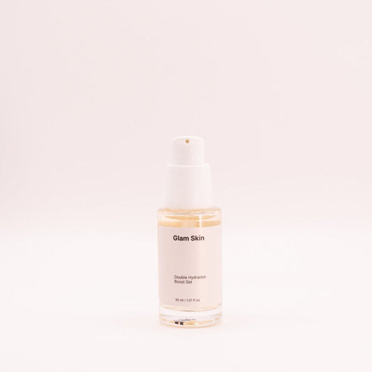 Glam Skin intensiver Feuchtigkeitsbooster in einer eleganten Flasche, cremige Textur, ideal für trockene Haut, Nahaufnahme.