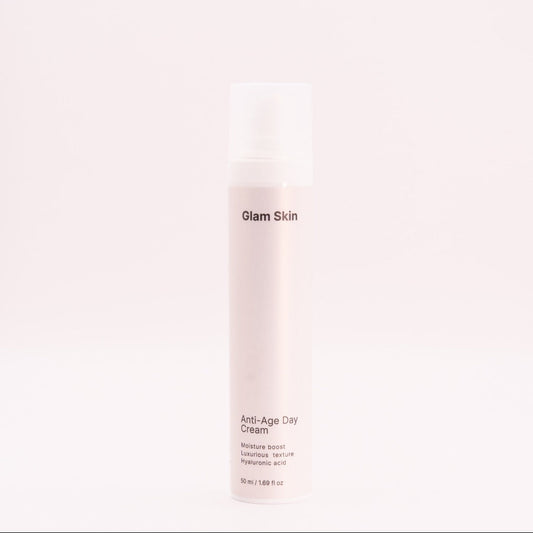 Glam Skin Anti-Aging Tagescreme in einem eleganten Tiegel, cremige Textur, für jugendlich strahlende Haut.