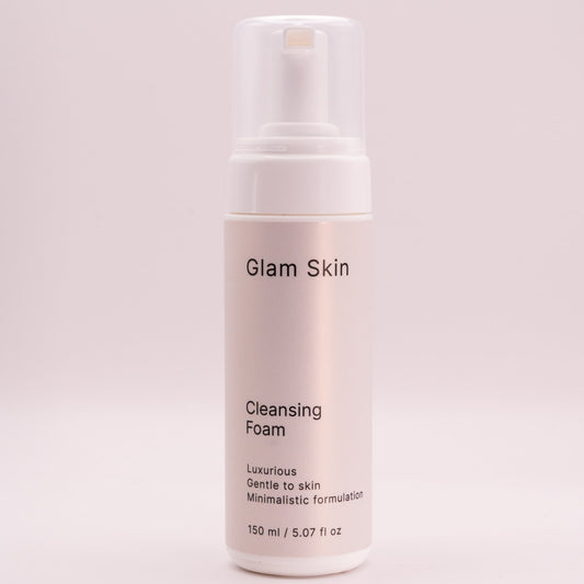 Glam Skin Reinigungsschaum in einer weißen Flasche mit Pumpspender auf weißem Hintergrund, cremige Textur sichtbar