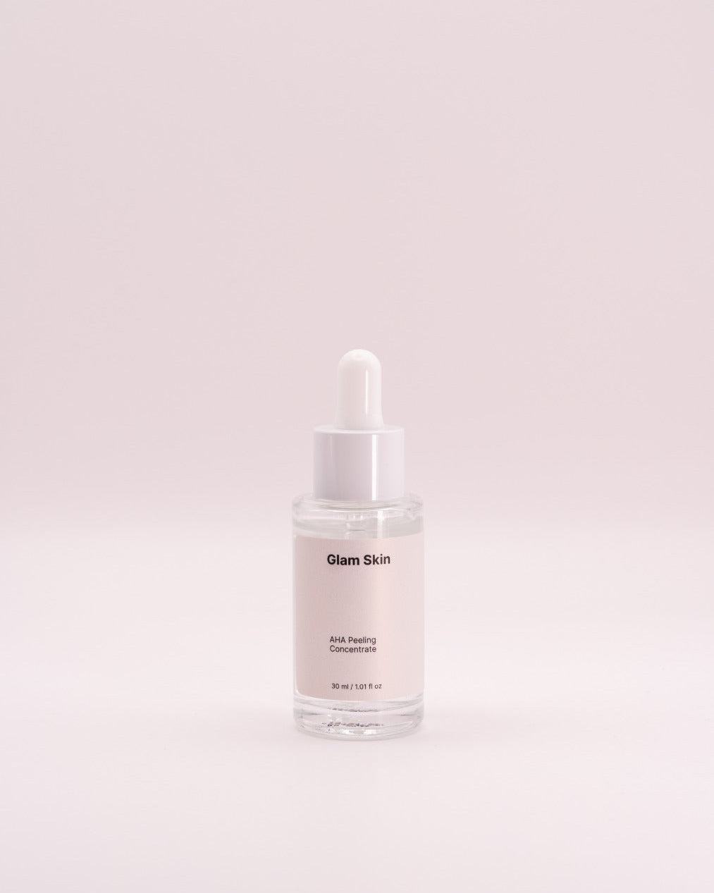 Glam Skin AHA Peeling Konzentrat in einer weißen Flasche, Nahaufnahme des Produkts auf weißem Hintergrund
