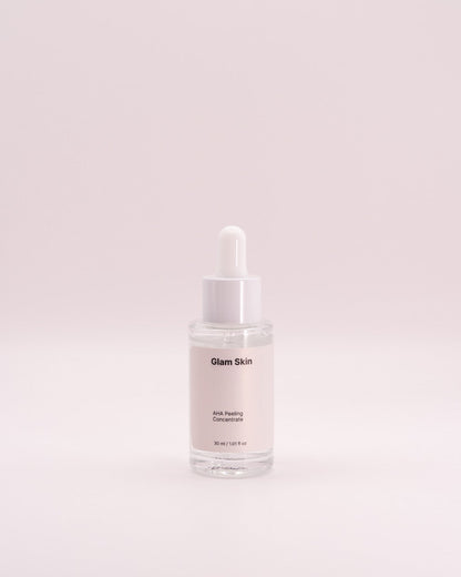 Glam Skin AHA Peeling Konzentrat in einer weißen Flasche, Nahaufnahme des Produkts auf weißem Hintergrund