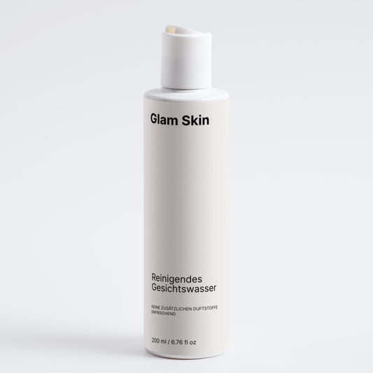 Gesichtswasser BHA von Glam Skin, flüssiges Gesichtspflegeprodukt mit reinigender Wirkung, in einer transparenten Flasche.